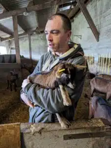 David Tanguy, producteur de fromages de chèvre à Gueltas, Morbihan